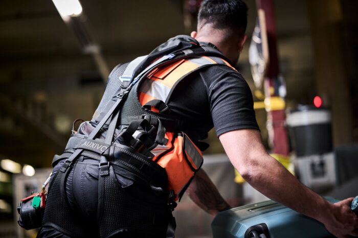 cargo handling airport Auxivo Liftsuit 2 0 back support 700x466 cargo handling airport Auxivo Liftsuit 2 0 back support 700x466